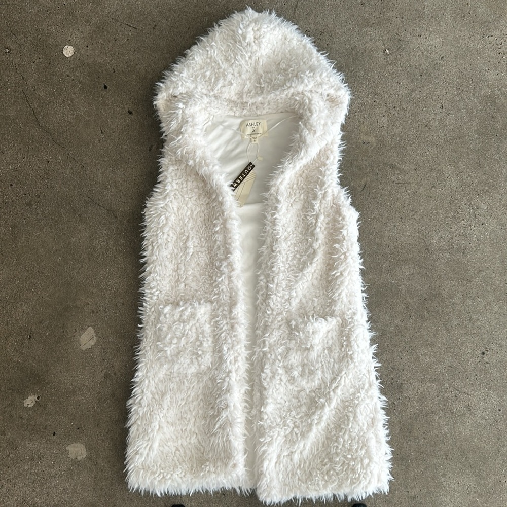 Ashley By 26 International Fluffy Vest - Picture 7 of 9